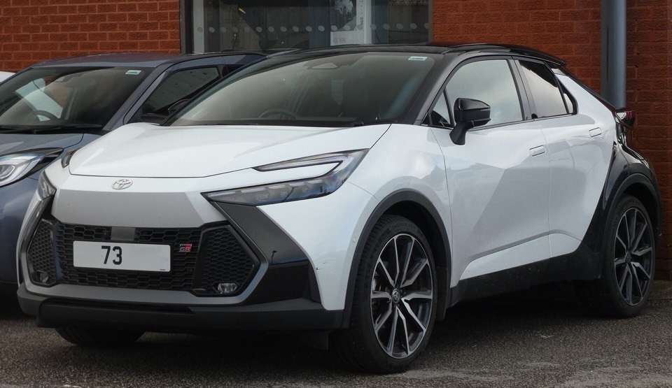 Toyota C-HR blanco de tres cuartos delantero