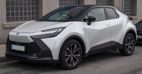 Toyota C-HR de segunda generación, blanco con techo negro, de tres cuartos delantero