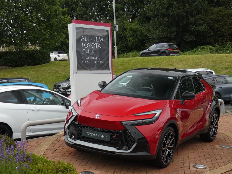 Toyota C-HR rojo de tres cuartos delantero