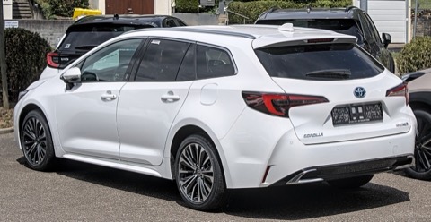 Toyota Corolla Touring Sports híbrido blanco de tres cuartos trasero