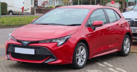 Toyota Corolla híbrido rojo de tres cuartos delantero