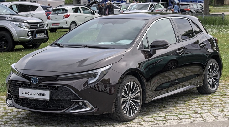 Toyota Corolla híbrido compacto negro de tres cuartos delantero