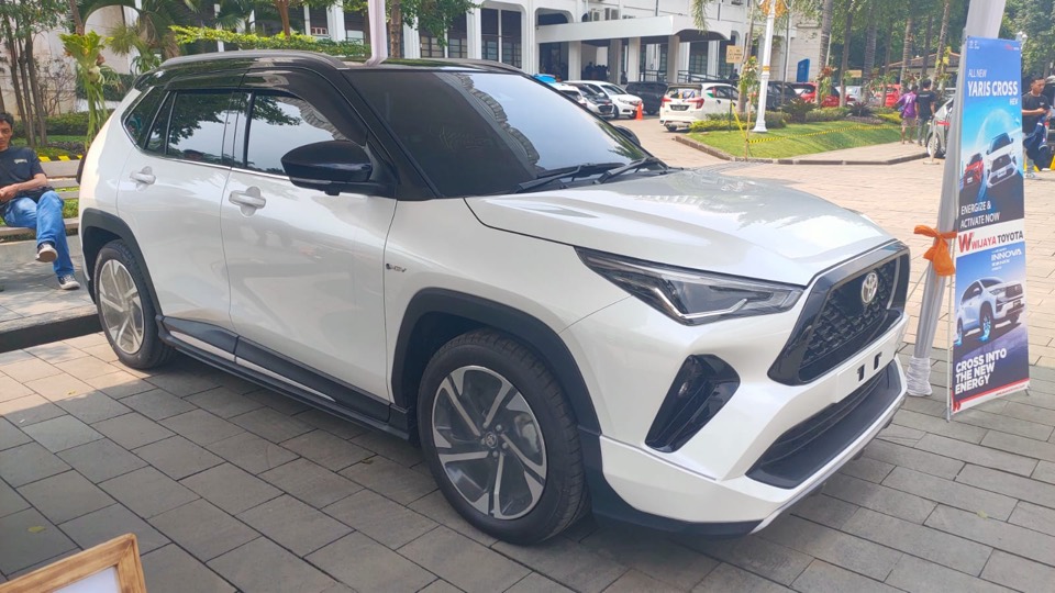 Toyota Yaris Cross blanco de tres cuartos delantero
