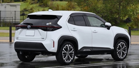 Toyota Yaris Cross blanco de tres cuartos trasero