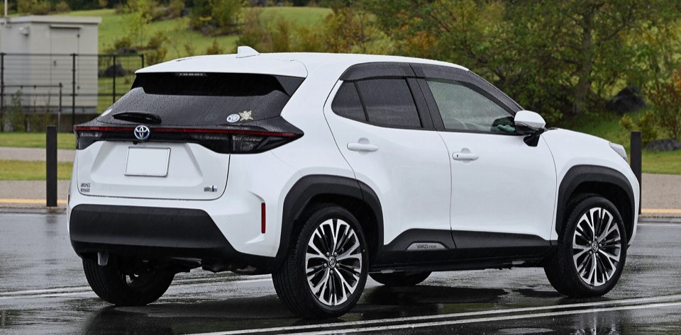 Toyota Yaris Cross blanco de tres cuartos trasero