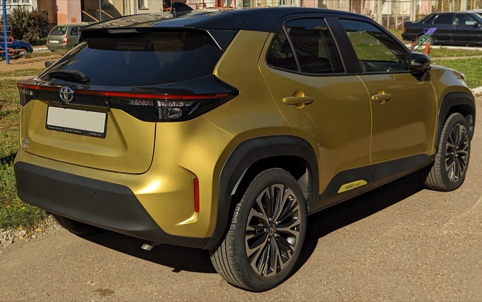 Toyota Yaris Cross dorado de tres cuartos trasero
