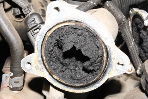 Conducto de admisión y válvula EGR completamente obstruidos por carbonilla