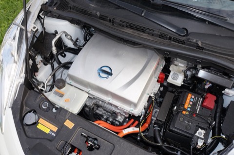 Vano motor abierto de un Nissan Leaf eléctrico: la unidad de tracción eléctrica y, a su derecha, la batería auxiliar de 12 voltios