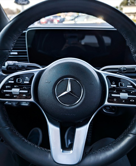 Volante y mandos del interior de un coche de gama alta