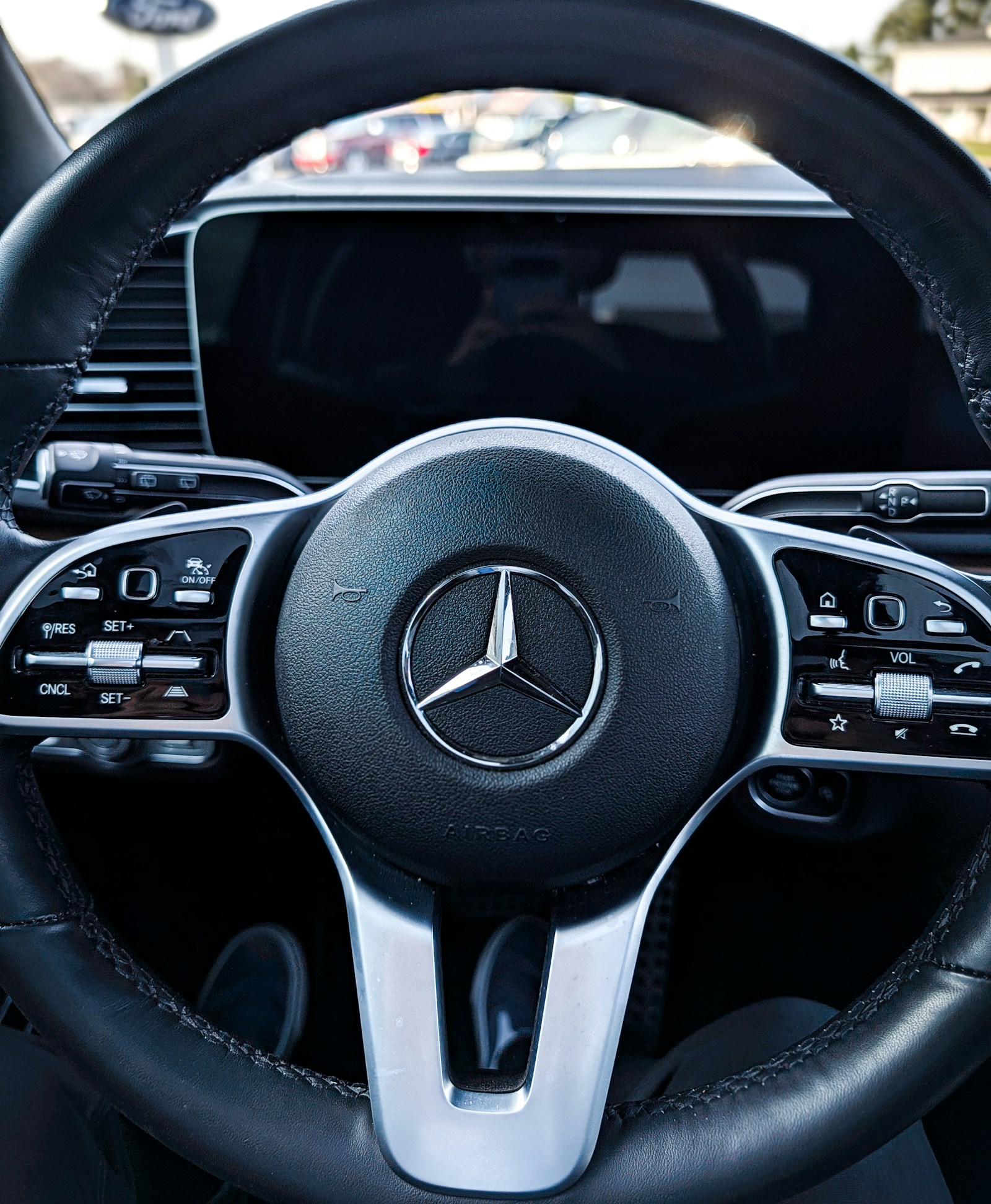 Volante y mandos del interior de un coche de gama alta