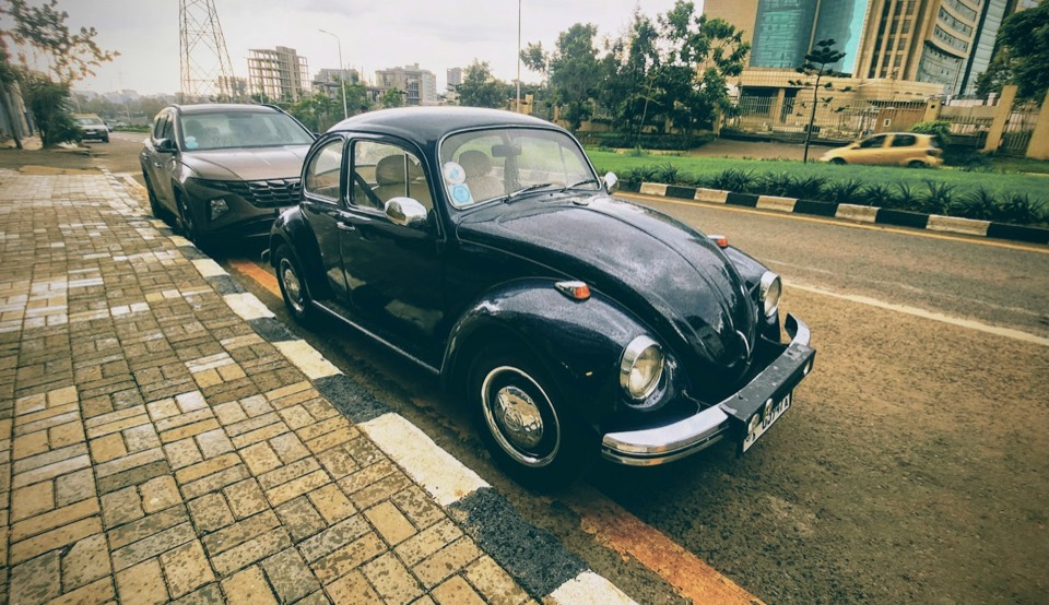 Volkswagen Escarabajo clásico de color negro aparcado en la calle