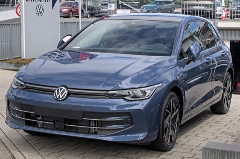 Volkswagen Golf azul de tres cuartos delantero