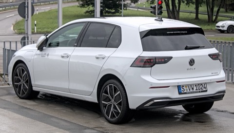 Volkswagen Golf blanco de tres cuartos trasero