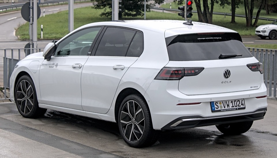 Volkswagen Golf blanco de tres cuartos trasero