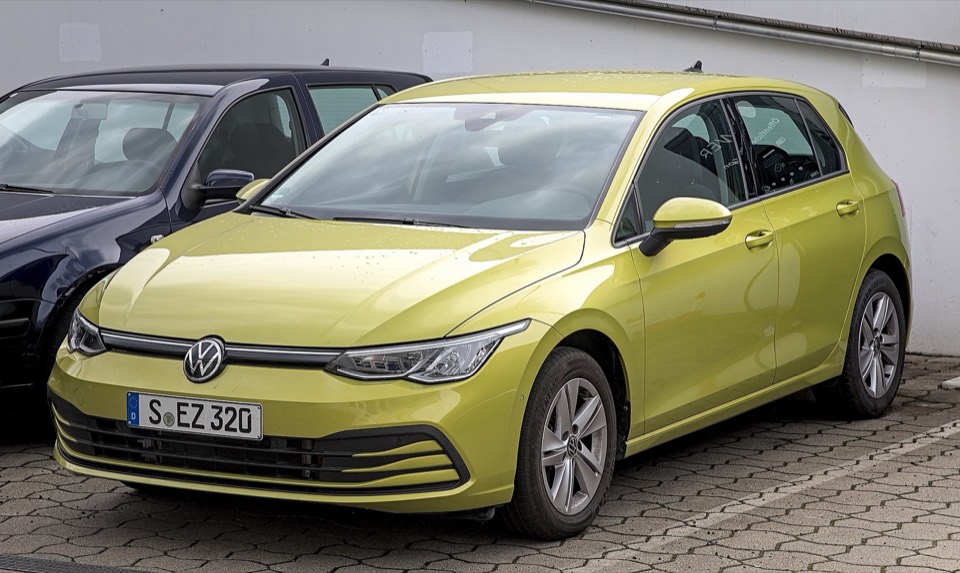 Volkswagen Golf verde lima de tres cuartos delantero
