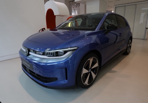 Volkswagen ID. Polo azul expuesto en el foro de Volkswagen en Berlín