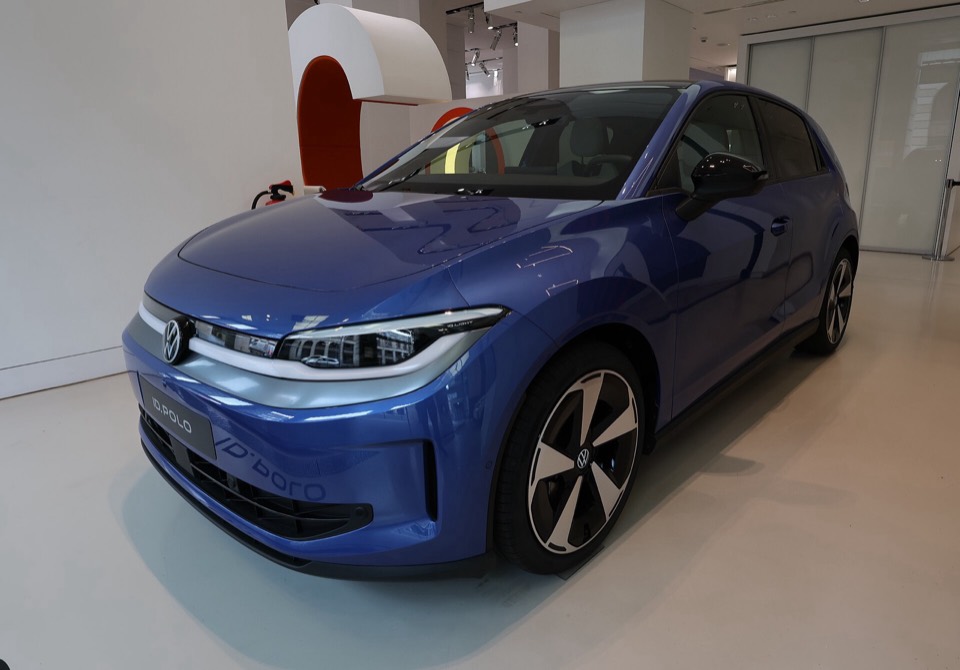 Volkswagen ID. Polo azul expuesto en el foro de Volkswagen en Berlín