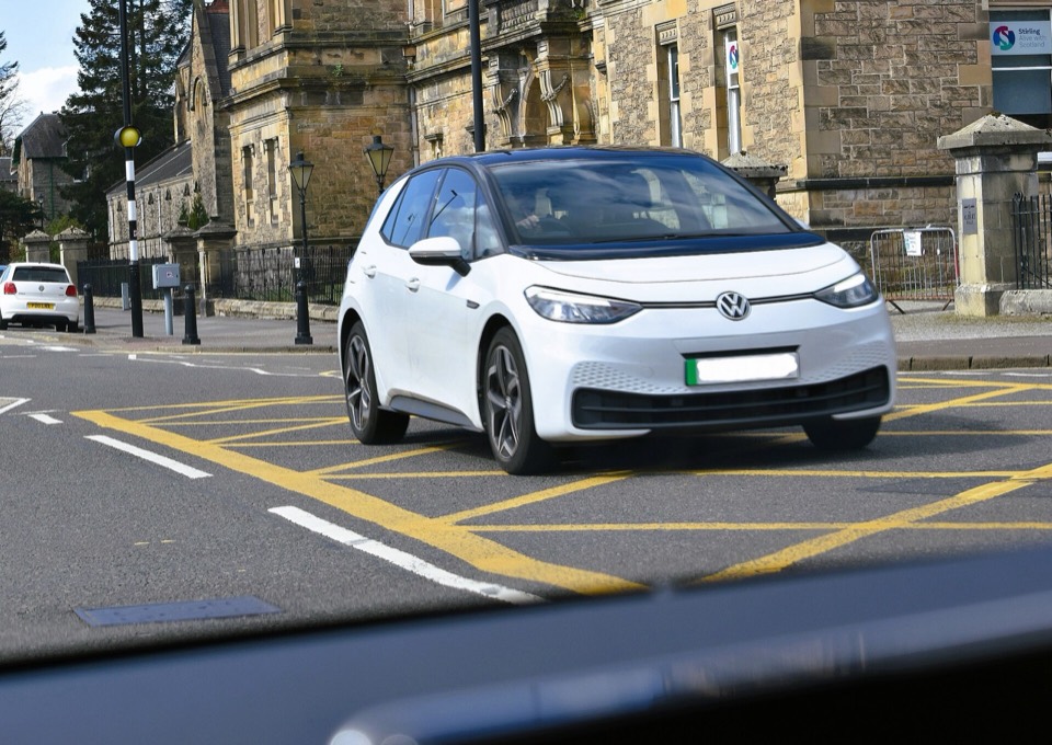 Volkswagen ID.3 Pro blanco de tres cuartos delantero